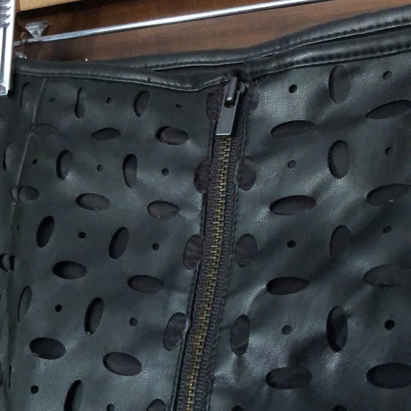 Black perforated #veganleather pencil skirt from Banana Republic size 4 - Picture 4 of 8